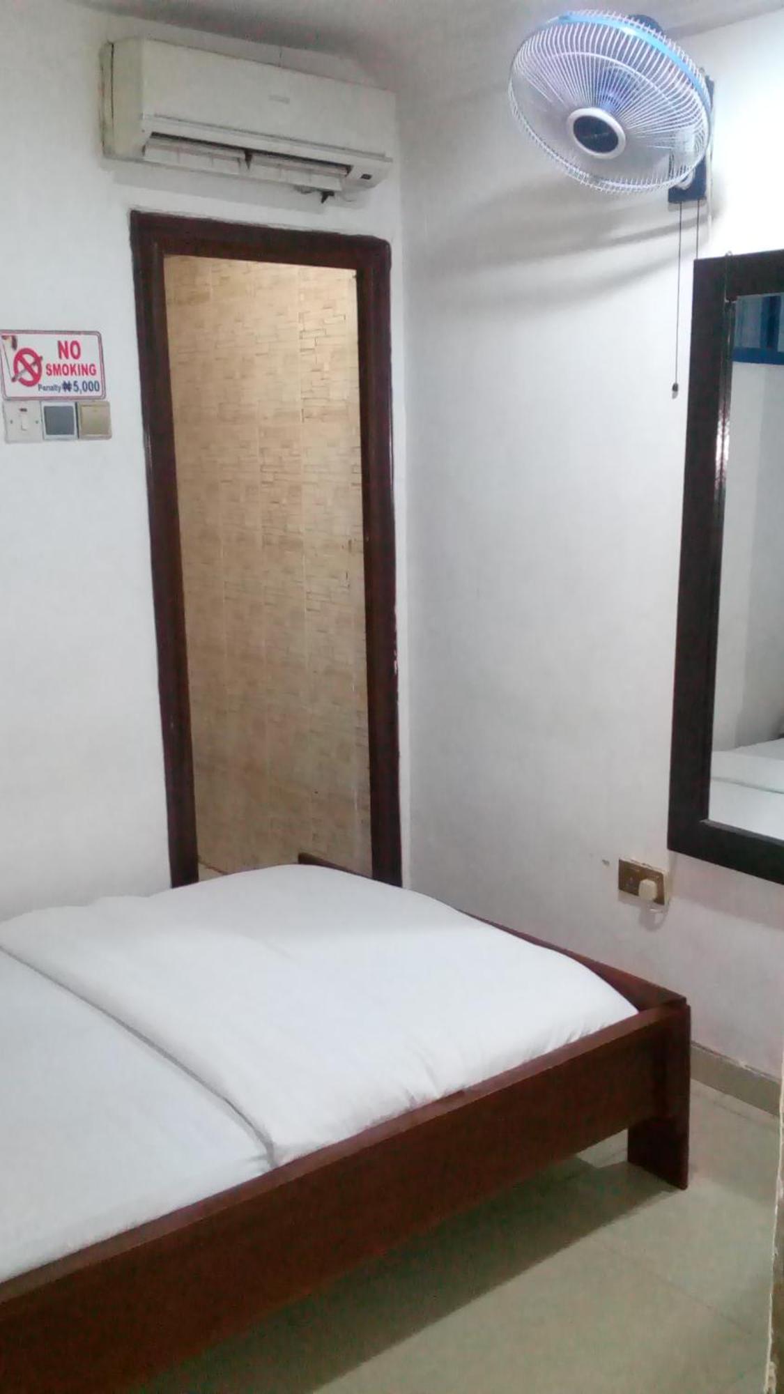 Ben Auto Hotel 라고스 외부 사진